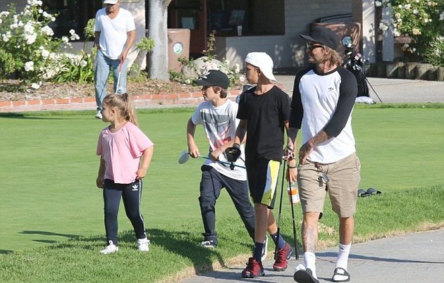 Akhir pekan lalu, David Beckham tertangkap kamera saat bermain golf yang terletak di Los Angeles. Tak sendirian ia juga mengajak putra putrinya.
