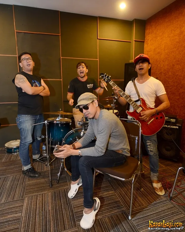 Membawa ruh rasa nasionalisme dalam setiap lirik lagu barunya, Radja sengaja memberikan kado spesial di hari HUT RI yang ke-70 ini.