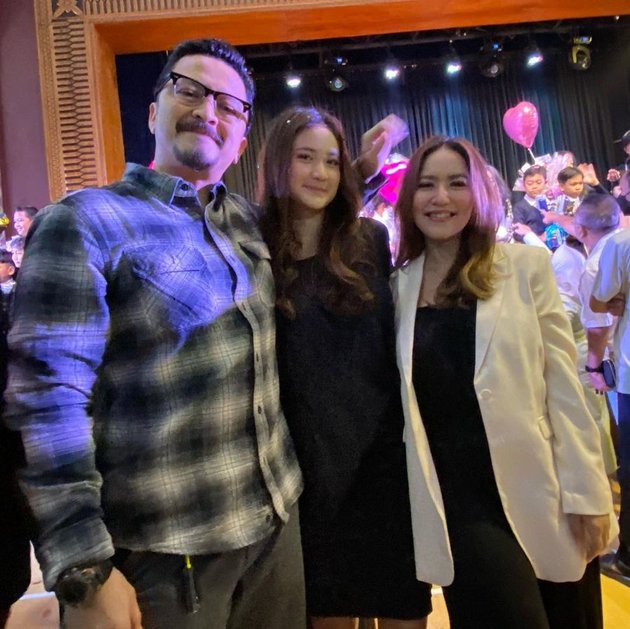 Photo of Harliafa Princi, Ferry Maryadi's Daughter, Looks Beautiful During Graduation, Accompanied by Father and Mother who Remain Harmonious Despite Separation