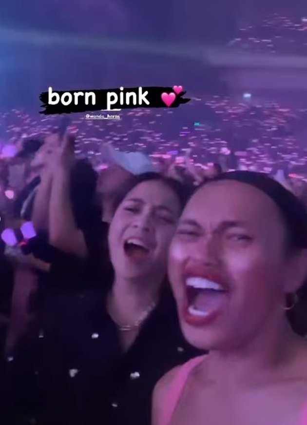 Nagita Slavina and Syahnaz Sadiqah's Exciting Photos Watching BLACKPINK Concert in Korea, Making Blink Envious