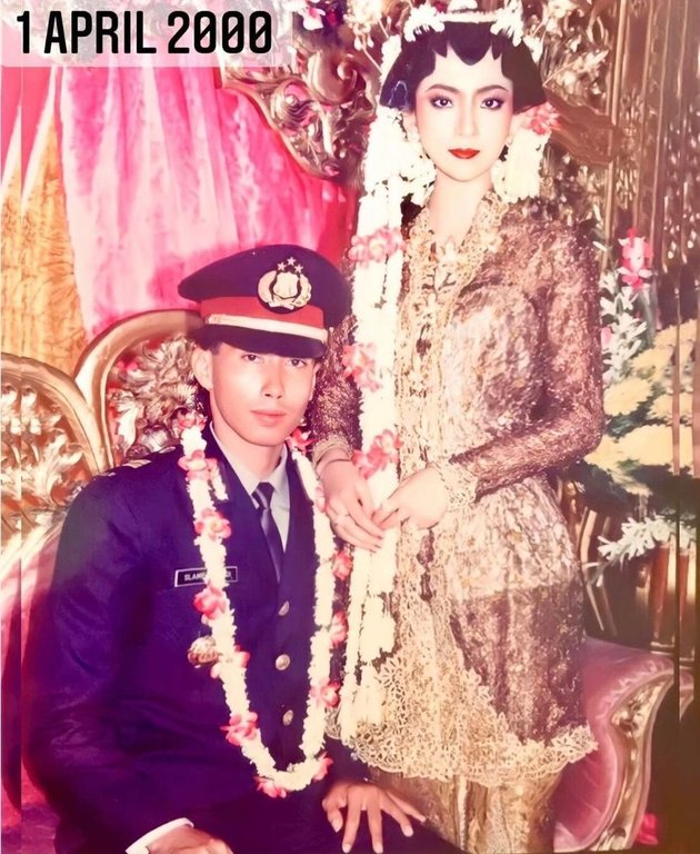 Ini adalah foto pernikahan Heni Tania. Di tanggal 1 April 2000, ia memutuskan untuk menikah dengan seorang kapolsek saat usianya masih 19 tahun, bisa dibilang masih muda.