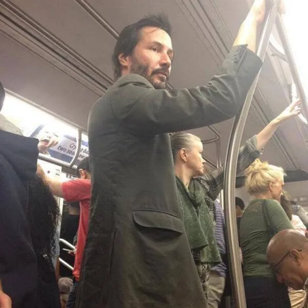 Seleb Hollywood Naik Subway