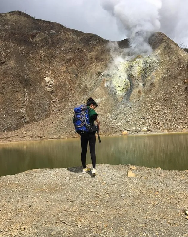 liburan selebriti, liburan atiqah hasiholan, atiqah ke gunung papandayan