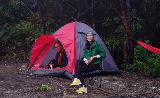 liburan selebriti, liburan atiqah hasiholan, atiqah ke gunung papandayan