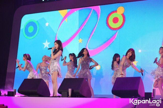 FOTO: HITS SEJAK 7 TAHUN LALU, SNSD MASIH BAWAKAN LAGU 