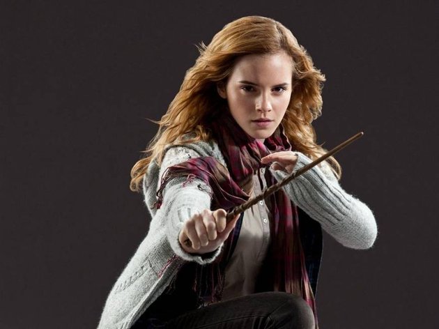 Emma Watson berbuat 'nakal' dengan mencuri property syuting HARRY POTTER, di antaranya adalah tongkat sihir dan juga mantel.