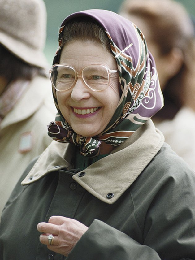 FOTO Hobi Pakai Kerudung, Ini Koleksi Headscarf Ratu Elizabeth II