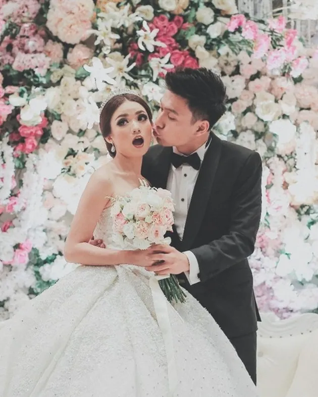 Rasa bahagia nampaknya masih menyelimuti pasangan pengantin baru Fendy Chou dan Stella Cornelia. Keduanya resmi menjadi pasangan suami dan istri pada tanggal 23 Juli 2017 lalu.