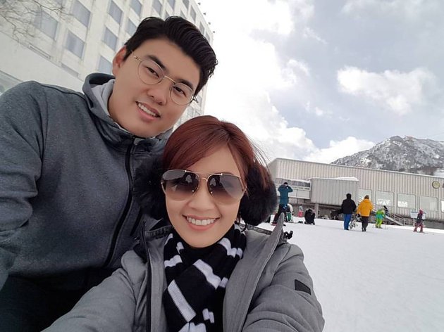 Asty dan suami ternyata adalah pecinta salju. Maka tak heran kalau mereka memilih mengunjungi Naeba Prince Hotel di Yuzawa, Niigata. Keduanya pun main lempar salju di sana.