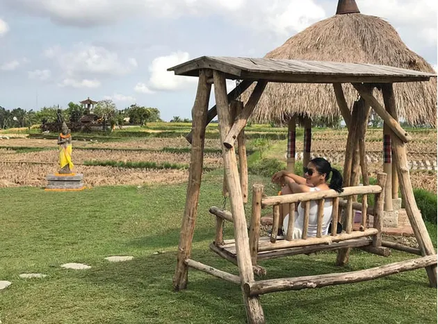 Marsha Tengker Bulan Madu