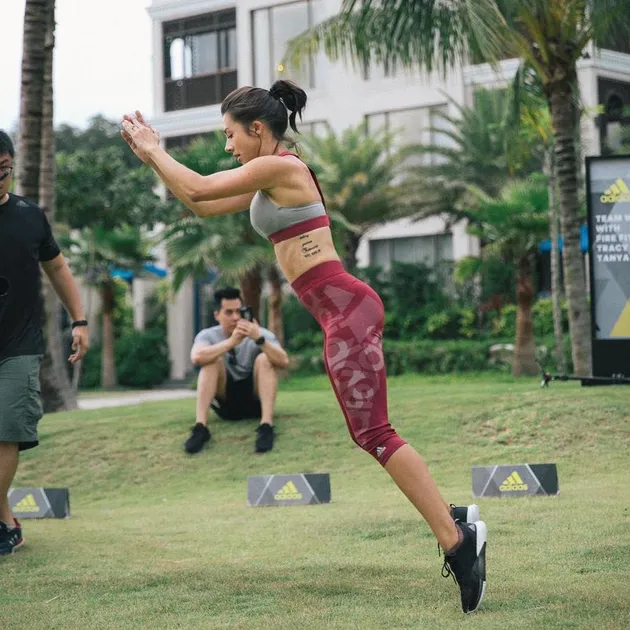 Gaya Sporty Seksi Jennifer Bachdim