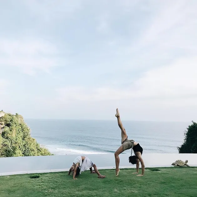 Gaya Sporty Seksi Jennifer Bachdim