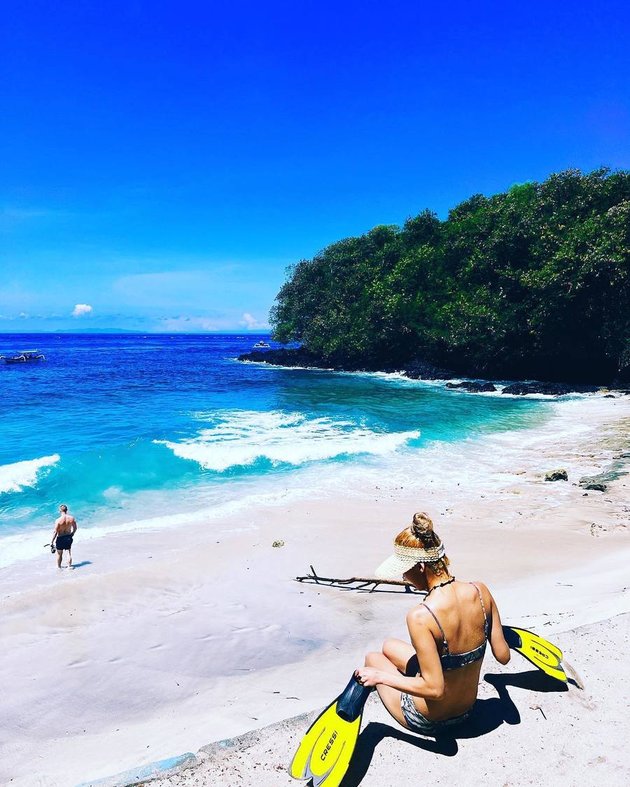 Hyoyeon SNSD's Bali Vacation Photos: Hot Bikini Shots, Eating Corn Fritters, and Taking Photos of Ojol