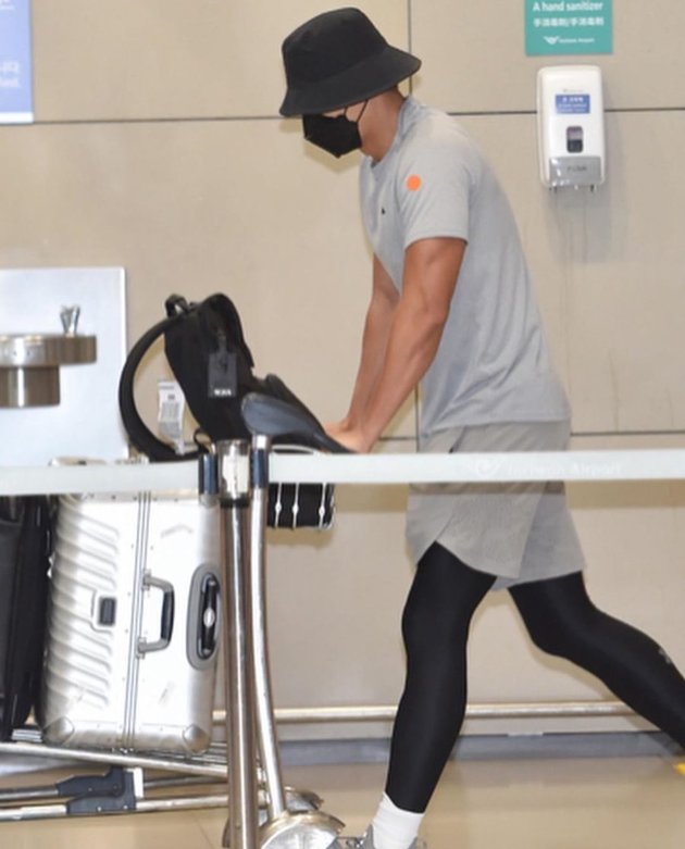 Hyun Bin's Photo at the Airport Returning from Jordan, Wearing Shorts and Leggings - Skin Turns Tanned