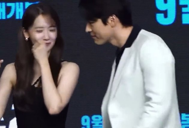 Photo of Hyun Bin at the 'CONFIDENTIAL ASSIGNMENT 2' Film Press Conference, Whispering with Yoona - Sweet Smile When Called a Father