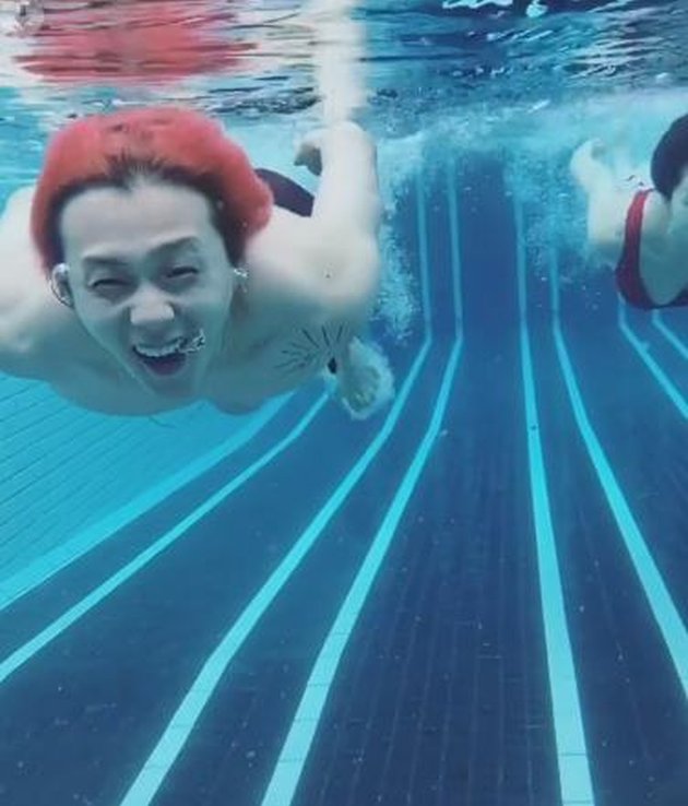 HyunA and Dawn Swimming Together, Hot Kiss in the Water