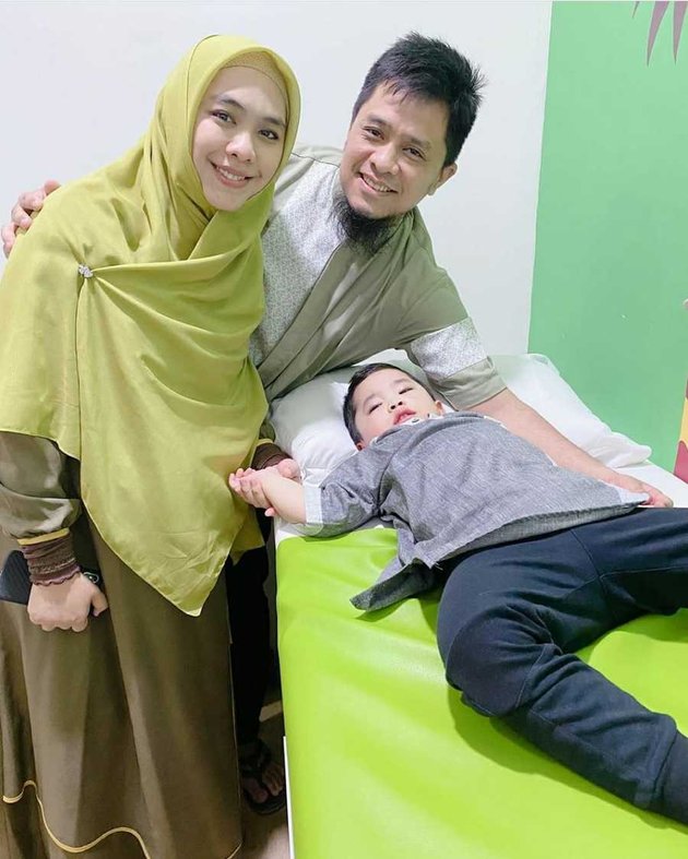 Photo of Ibrahim, Oki Setiana Dewi's Son, Before and After Circumcision, Cried - Eating Crackers After Not Feeling Sick
