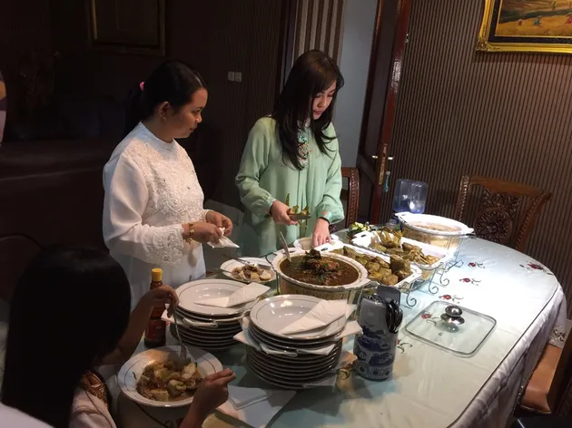 FOTO: IDUL ADHA BELLA SHOFIE, MASAK BUAT ISTRI PERTAMA 