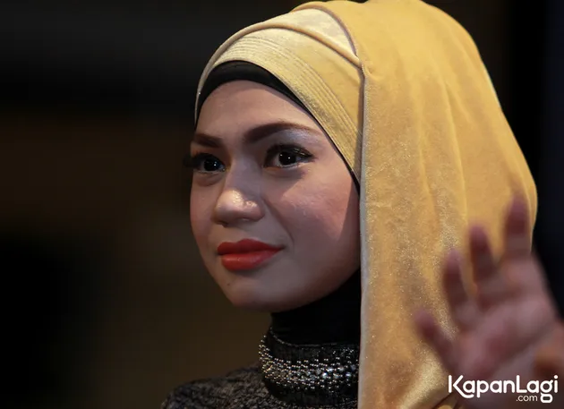 Apalagi, saat ditawari lagu ini, Indah sama sekali tak tahu menahu soal novel Ketika Mas Gagah Pergi.