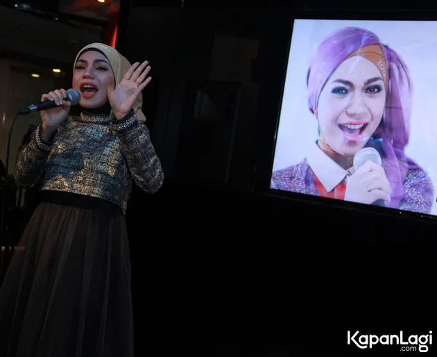 Indah juga terlihat begitu menghayati saat membawakan lagu ini beberapa waktu lalu.