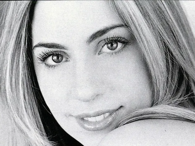 Bukan model dari Lore'al, pemilik wajah ayu ini si nyeleneh Lady Gaga.