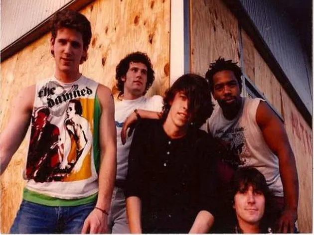 Jadi, pria yang di tengah adalah sosok Dave Grohl saat masih muda banget.