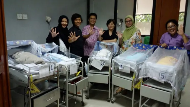 foto bayi kembar lima asal Cirebon, AIUEO