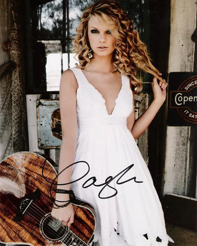 tanda tangan artis, tanda tangan selebritis, selena gomez, taylor swift