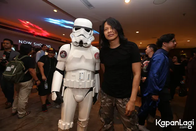 STAR WARS: THE FORCE AWAKENS