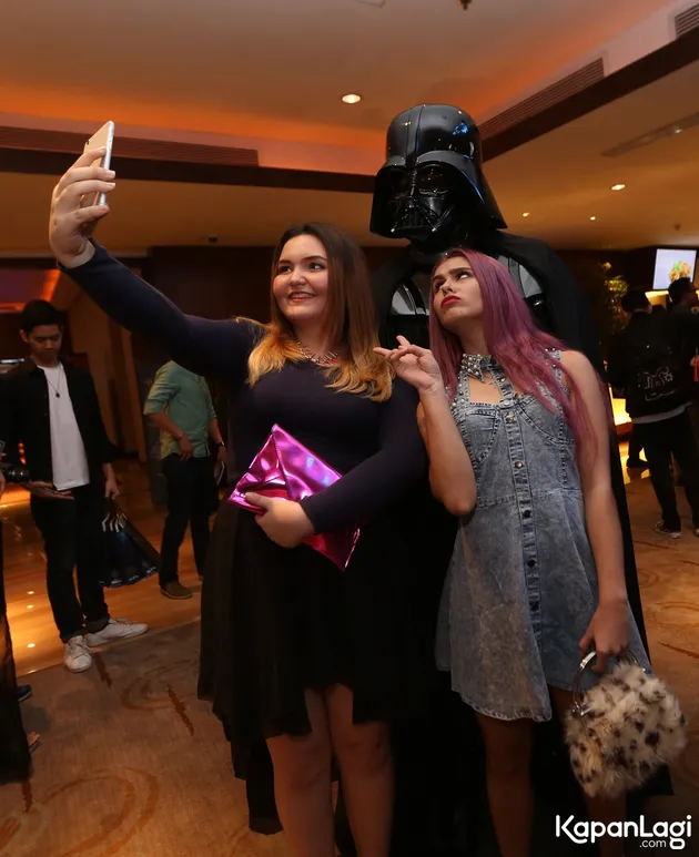 STAR WARS: THE FORCE AWAKENS