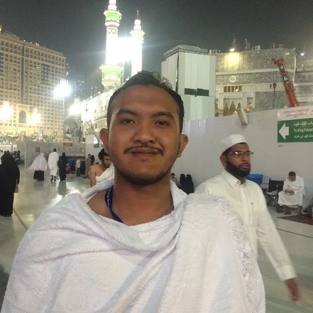 FOTO: INI TAMPILAN BARU CAISAR 'YKS', BERJENGGOT & ISTRI BERCADAR