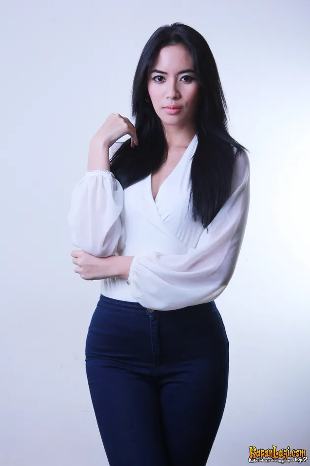  Elvira Devinamira
