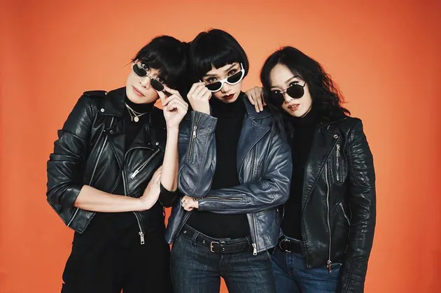 Selain Intan Ayu, personel TIGA yang lain adalah DJ bernama Ninda Felina dan juga seorang pianist bernama Ayu Rika.