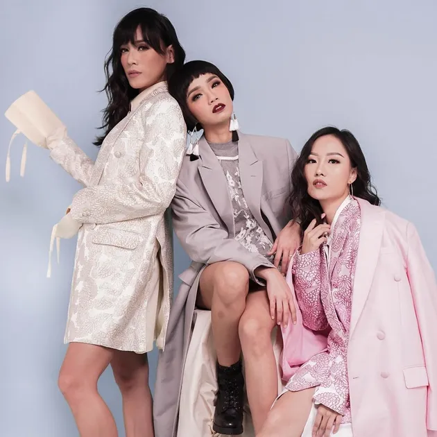 TIGA bukanlah vocal group, melainkan band yang bergenre elektronik dengan balutan musik 90an.