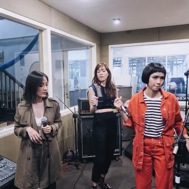 Intan sendiri tak sekedar jadi vokalis di sini, namun juga synthesizer.