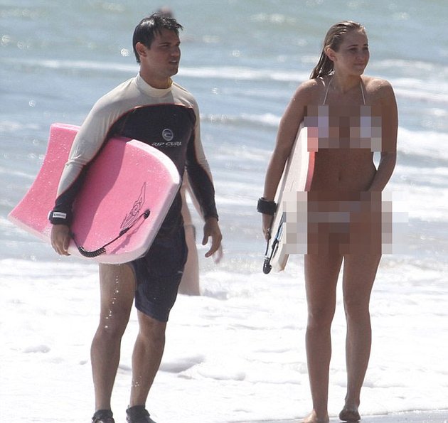 Taylor Lautner dan seorang wanita cantik berambut blonde tertangkap kamera liburan bareng di sebuah pantai di Malibu.
