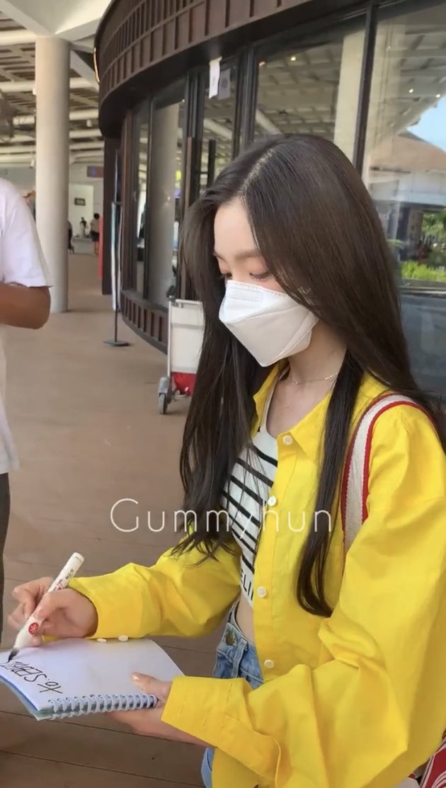 Irene's Photos in Bali Without Other Red Velvet Members, Relaxing Shopping at the Supermarket Using Sandals
