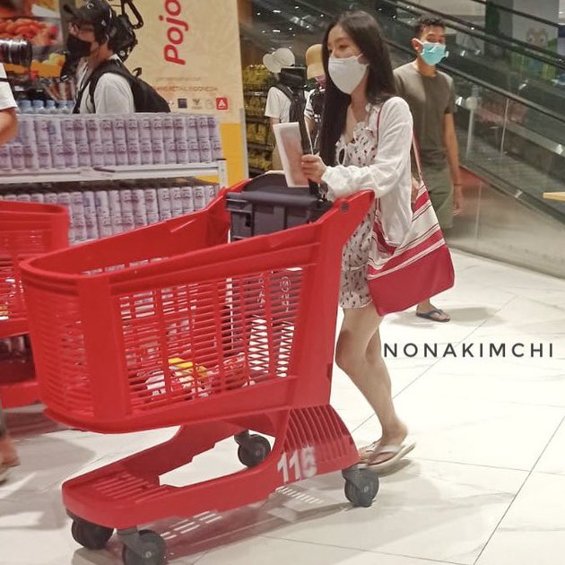 Irene's Photos in Bali Without Other Red Velvet Members, Relaxing Shopping at the Supermarket Using Sandals