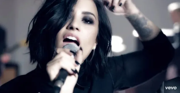 Namun kali ini di tidak sendirian. Demi Lovato menjadi teman duet sebuah band pop punk asal Amerika.