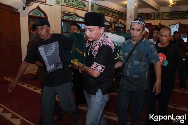 budi anduk, pemakaman budi anduk, tanpa nisan, nangis