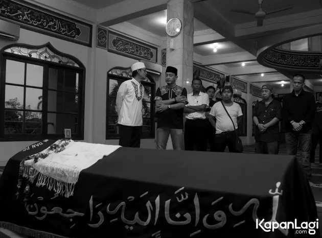 budi anduk, pemakaman budi anduk, tanpa nisan, nangis