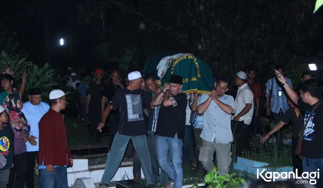 budi anduk, pemakaman budi anduk, tanpa nisan, nangis