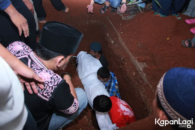 budi anduk, pemakaman budi anduk, tanpa nisan, nangis