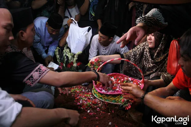 budi anduk, pemakaman budi anduk, tanpa nisan, nangis