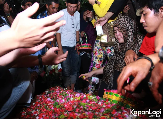 budi anduk, pemakaman budi anduk, tanpa nisan, nangis