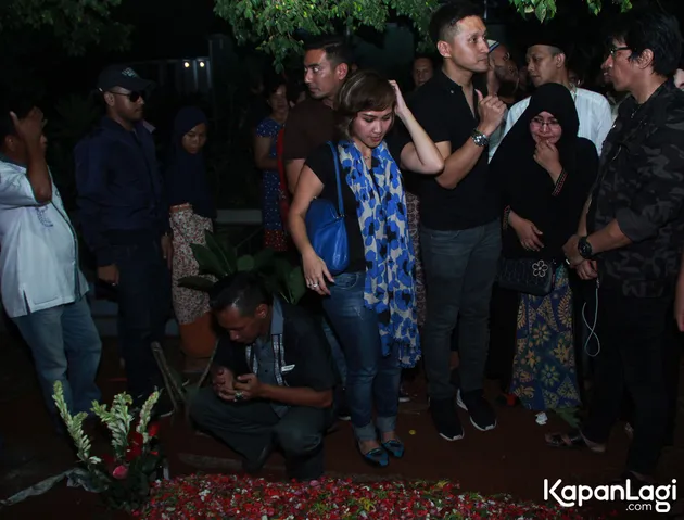 [FOTO] ISAK TANGIS, BUDI ANDUK DIMAKAMKAN MALAM HARI TANPA 