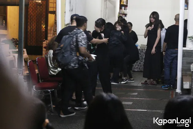 FOTO: Isak Tangis Para Member JKT48 Pecah Saat Melayat Jiro Inao