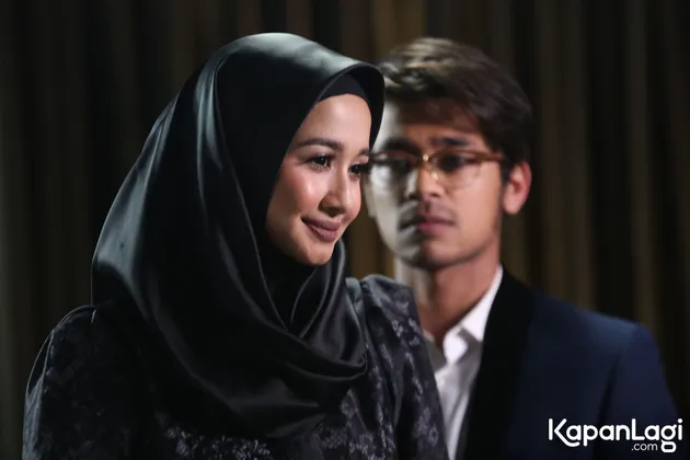 Bagaimana gak grogi? Sebelum rekaman suaranya sempat habis. Hmm.