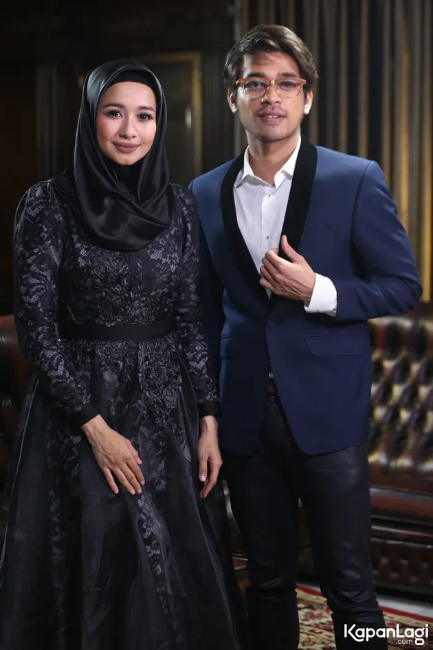 Melly Goeslaw adalah pencipta lagu yang mereka nyanyikan. Dan ini kerjasama pertama dari Bella dan Wafda.