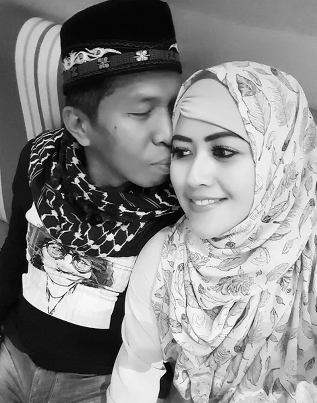 Foto Istri Ke2 Cantik Berhijab, Kiwil Makin Sayang